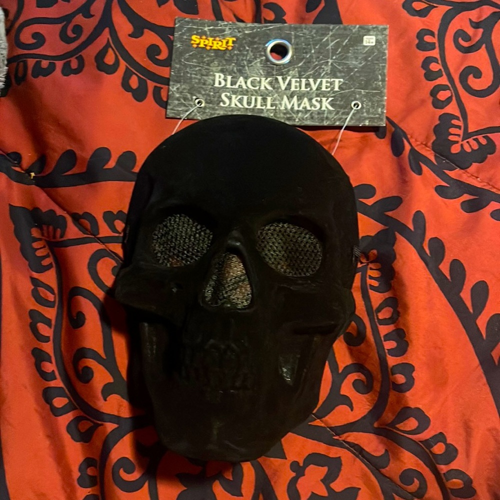 Black Halloween skull mask! 🎃